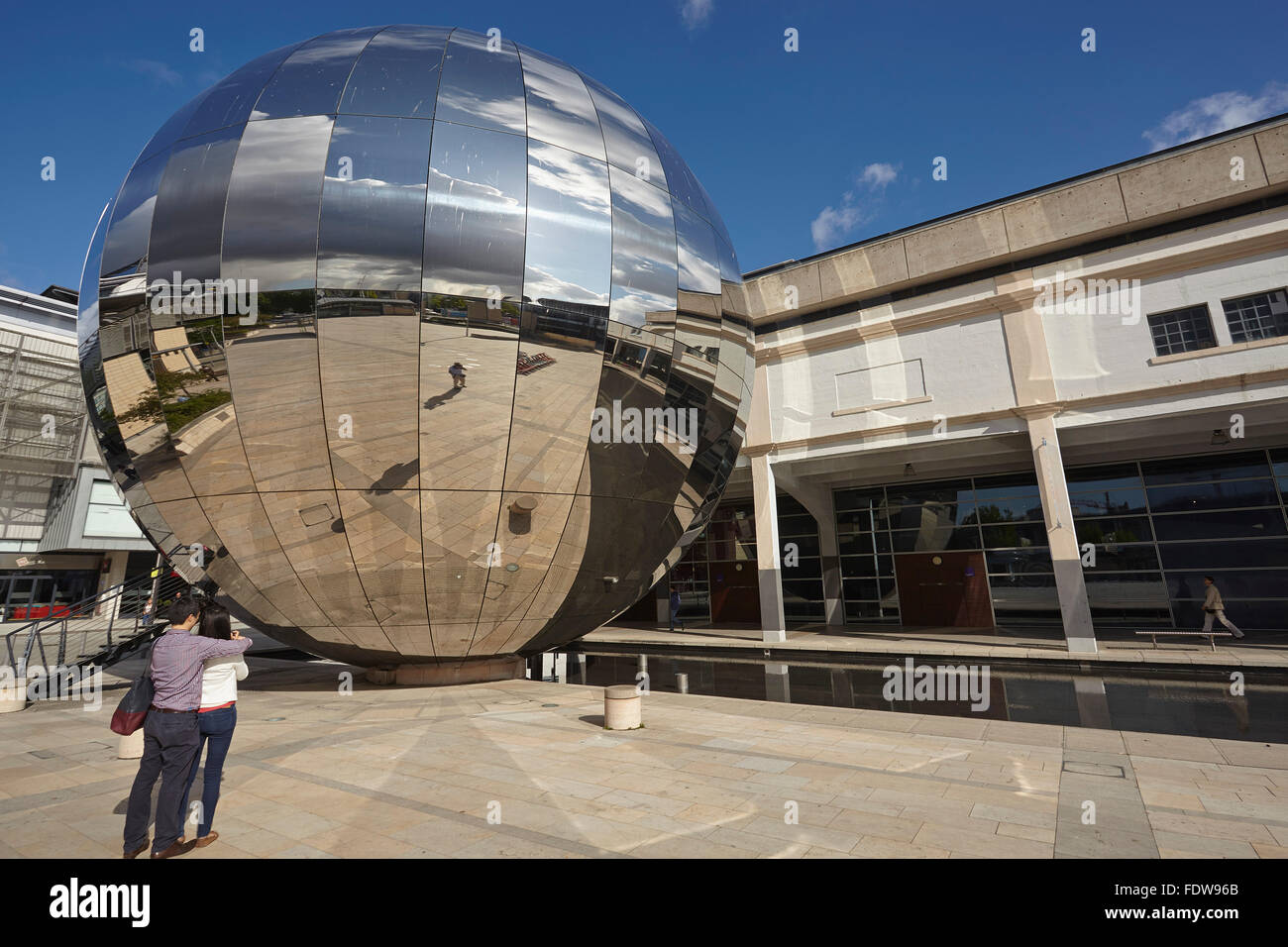 Una sfera di acciaio al di fuori del @Bristol, nel Dock, Bristol, Gran Bretagna. Foto Stock