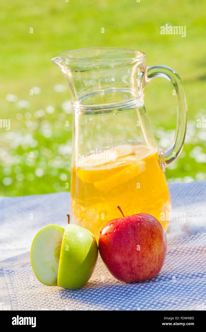Ghiaccio freddo drink estivo apple spritzer succo in giardino Foto Stock