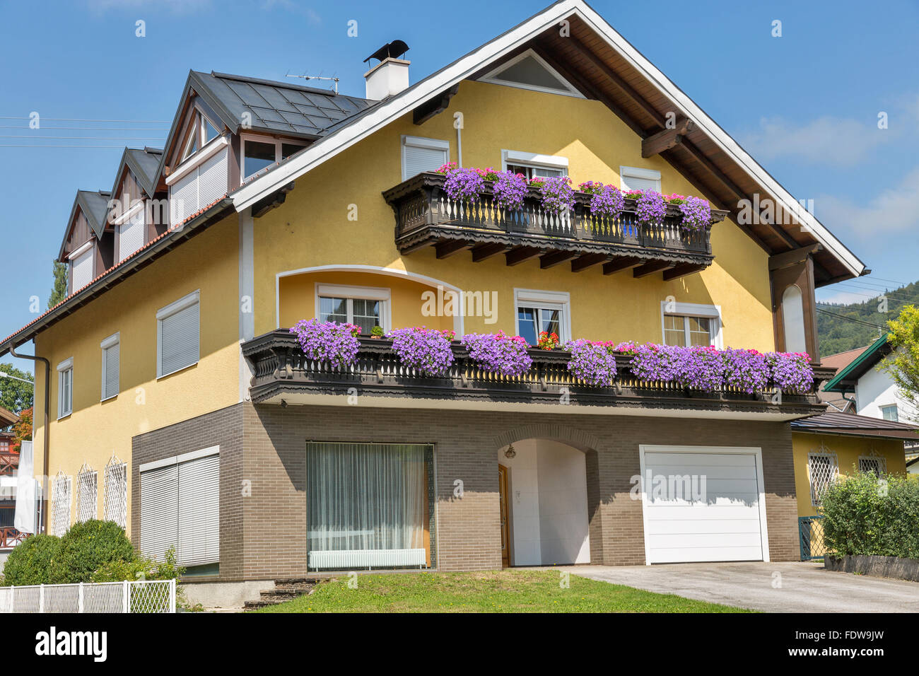 Tipico per esterno moderno edificio residenziale nelle Alpi, Austria Foto Stock