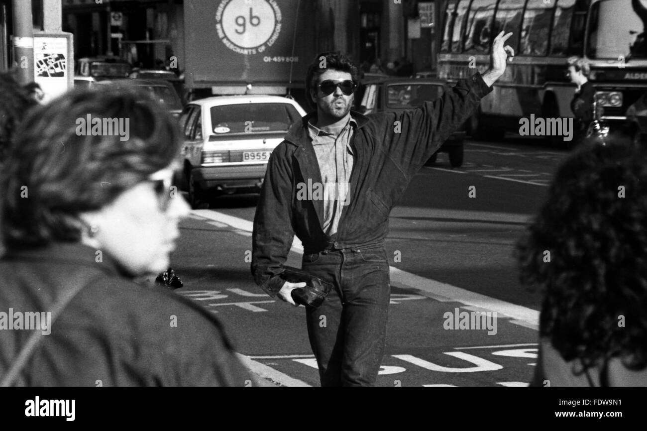 George Michael su Kensington High Street in stile anni ottanta Foto Stock