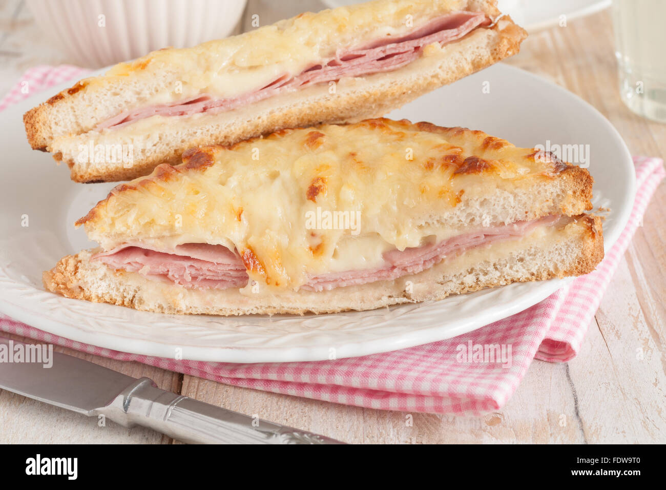 Croque Monsieur un tradizionale francese tostato formaggio e prosciutto panino condito con salsa besciamella Foto Stock