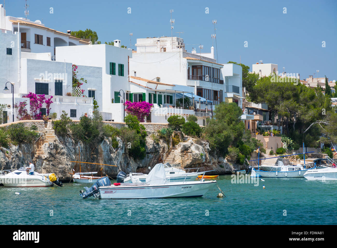 Bianco proprietà balneare di rosa fiori di bouganville e acque turchesi su una soleggiata giornata estiva in luglio Foto Stock