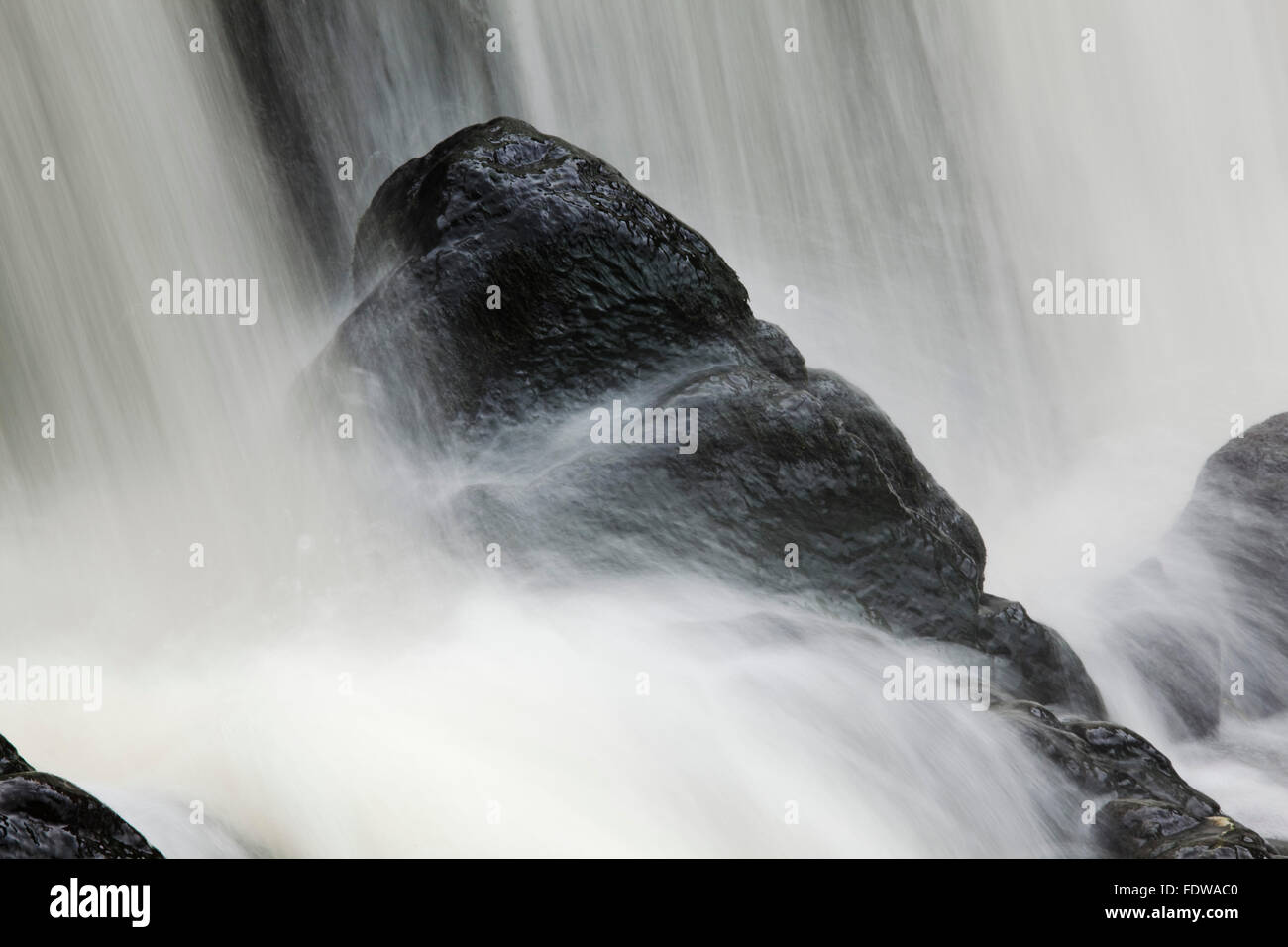 Magnifiche speke's mill bocca cascata, a cascata verso il basso Rupi costiere vicino hartland Quay, vicino a Bideford, North Devon, Gran Bretagna. Foto Stock