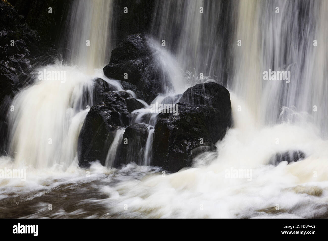 Magnifiche speke's mill bocca cascata, a cascata verso il basso Rupi costiere vicino hartland Quay, vicino a Bideford, North Devon, Gran Bretagna. Foto Stock