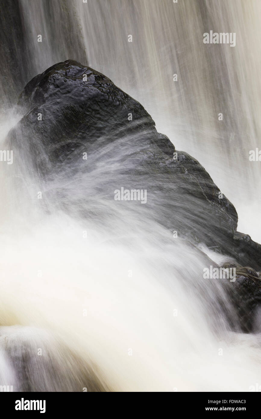 Magnifiche speke's mill bocca cascata, a cascata verso il basso Rupi costiere vicino hartland Quay, vicino a Bideford, North Devon, Gran Bretagna. Foto Stock