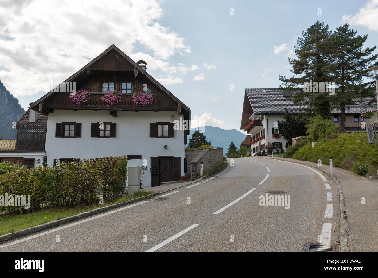 La strada attraverso il villaggio alpino a Mondsee, Austria Foto Stock