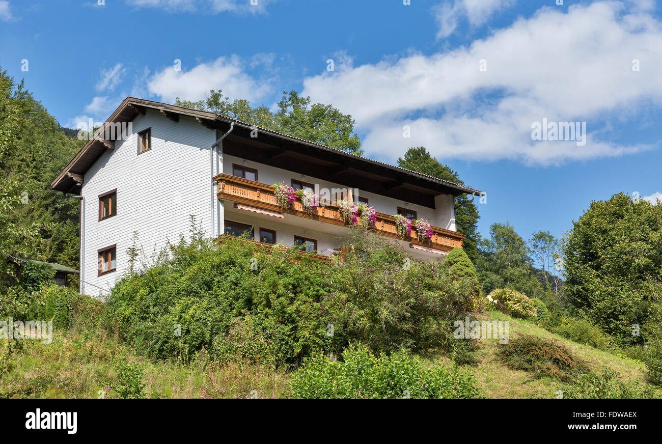 Tipico per esterno moderno edificio residenziale nelle Alpi, Austria Foto Stock