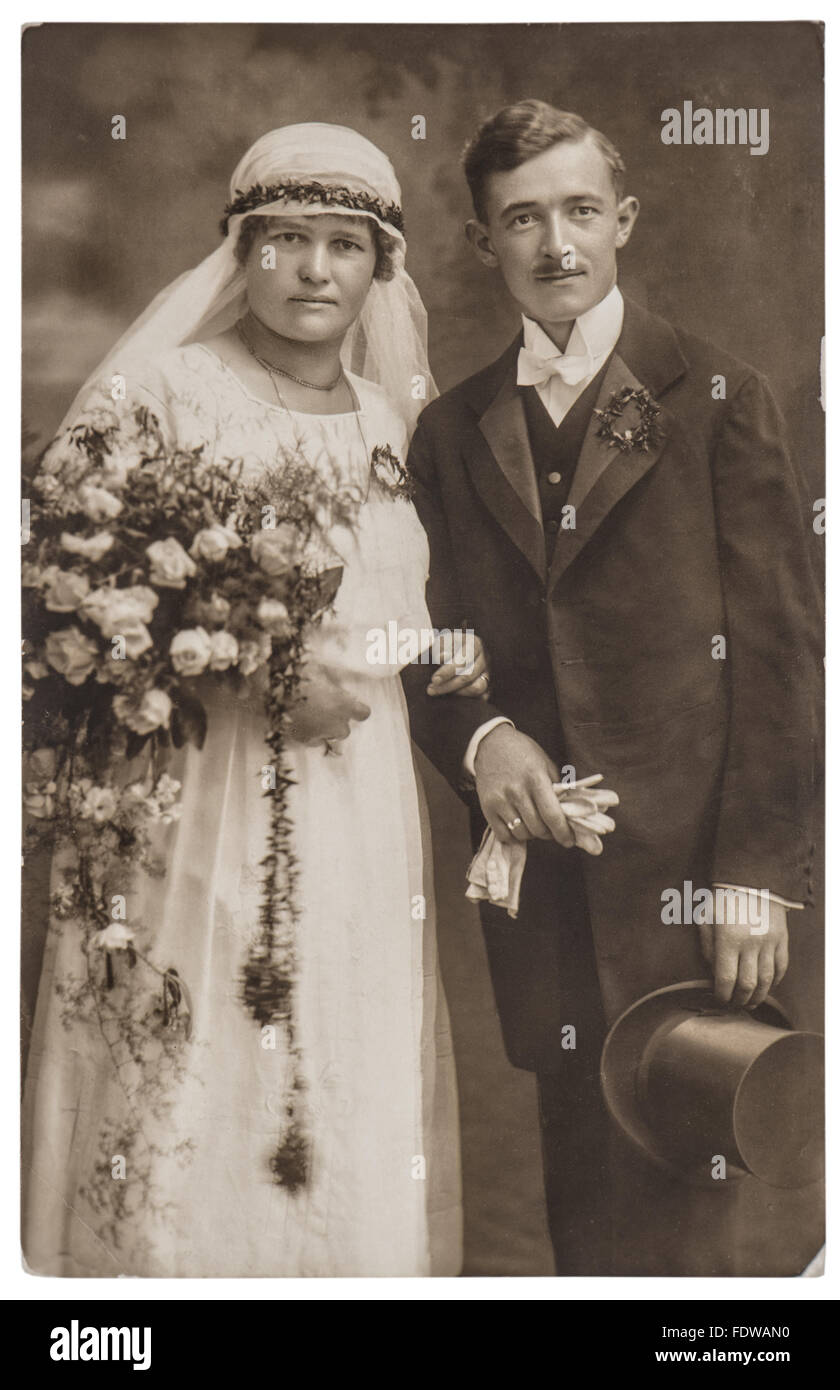 Vintage wedding photo. Appena una coppia sposata. Immagine nostalgica con pellicola originale del grano e la sfocatura Foto Stock