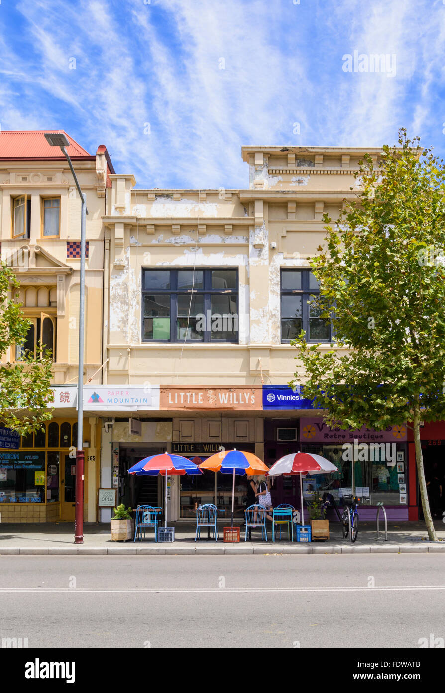 Caffé e negozi lungo la vivace William Street a Northbridge, Perth, Western Australia Foto Stock