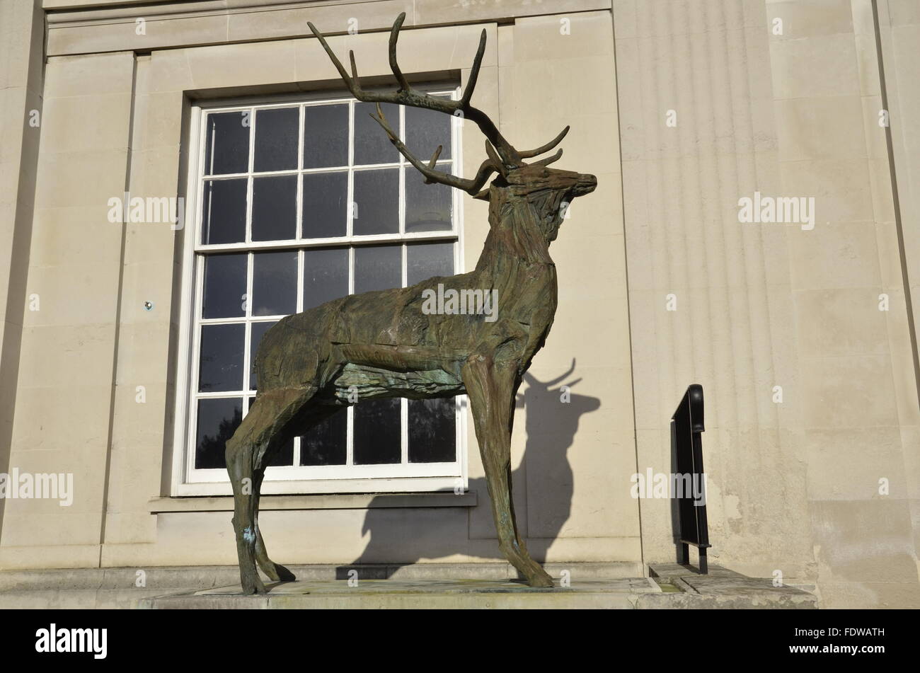 Un cervo scultura all'Hertfordshire County Hall di Peg Lane, Hertford Foto Stock