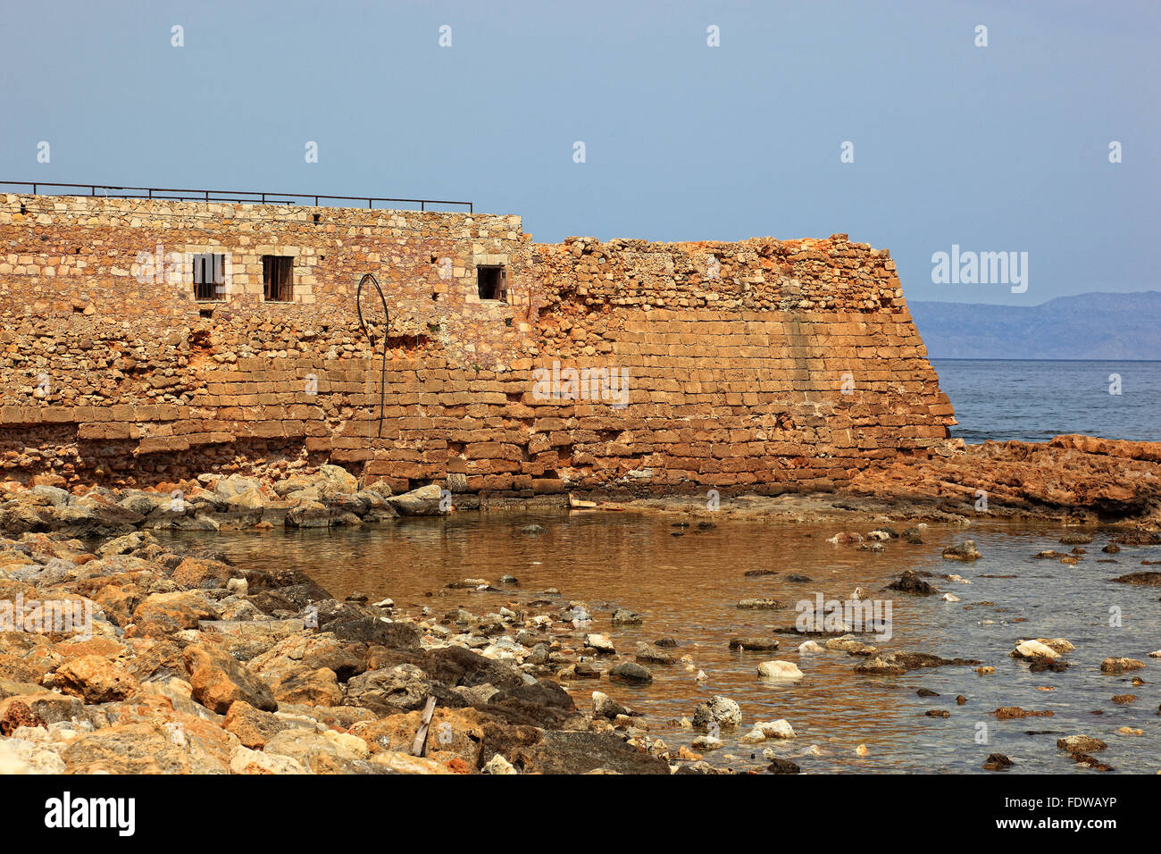 Creta, porto chania, parte della parete quay nel faro veneziano Foto Stock