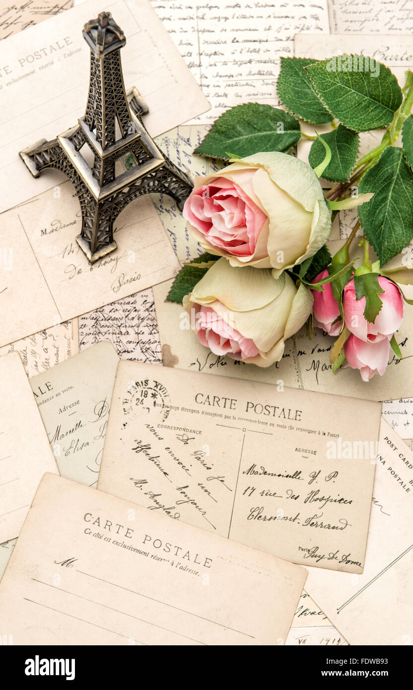 Le rose, vintage di cartoline e souvenir Torre Eiffel di Parigi. Foto Stock