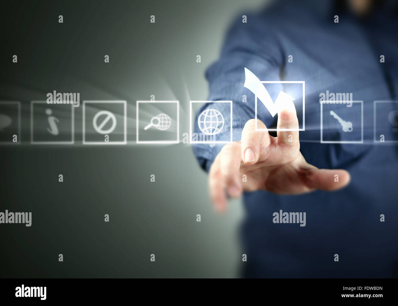 Mano astratto premendo i tasti virtuali sul display touchscreen Foto Stock