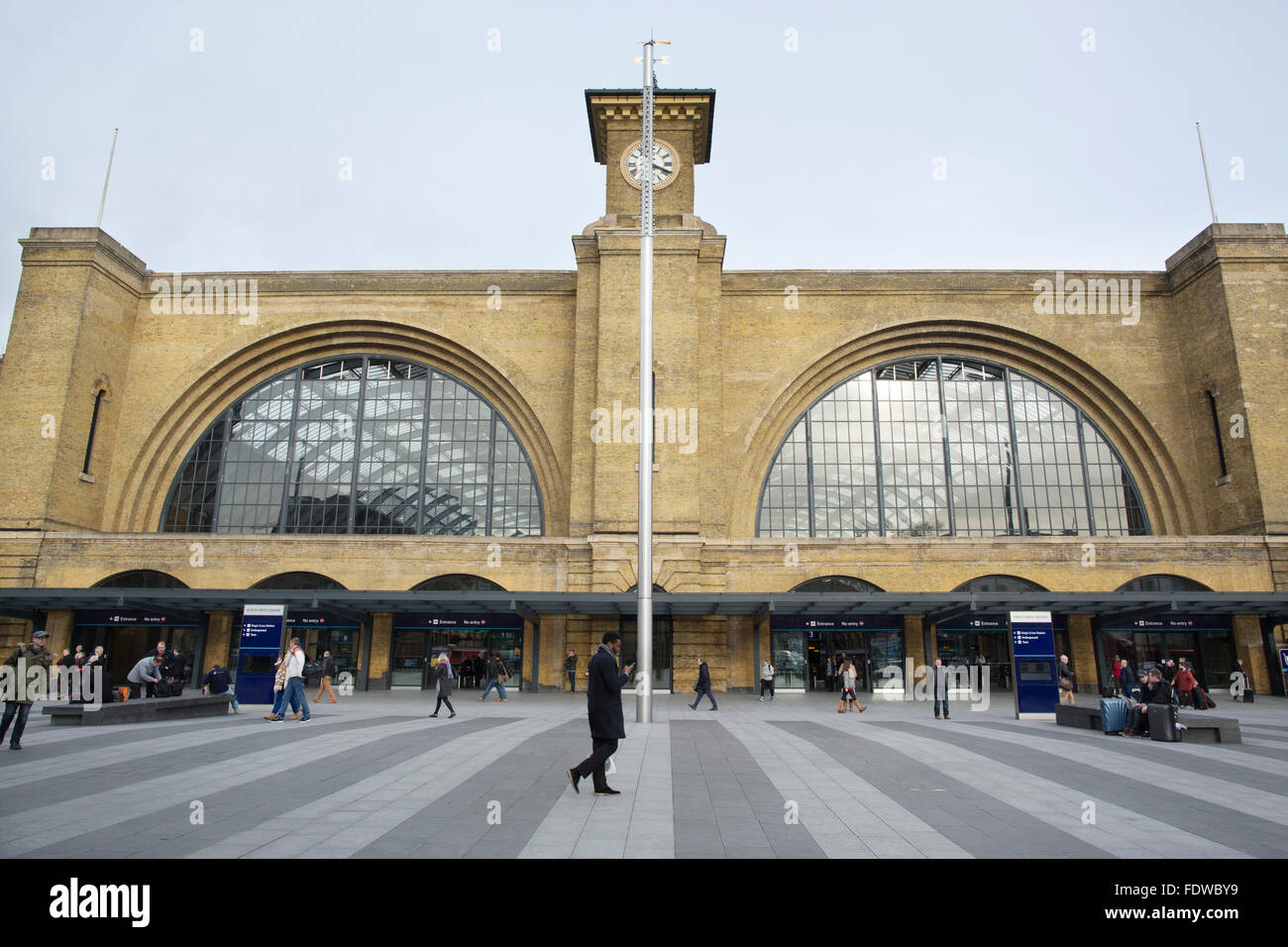 King's Cross Square rigenerazione, 75000sq ft nuovo look di piazza della stazione e la zona circostante, a nord di Londra, England, Regno Unito Foto Stock