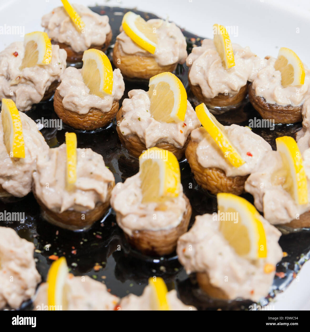 Riempito champignongs su salsa di balsamico Foto Stock