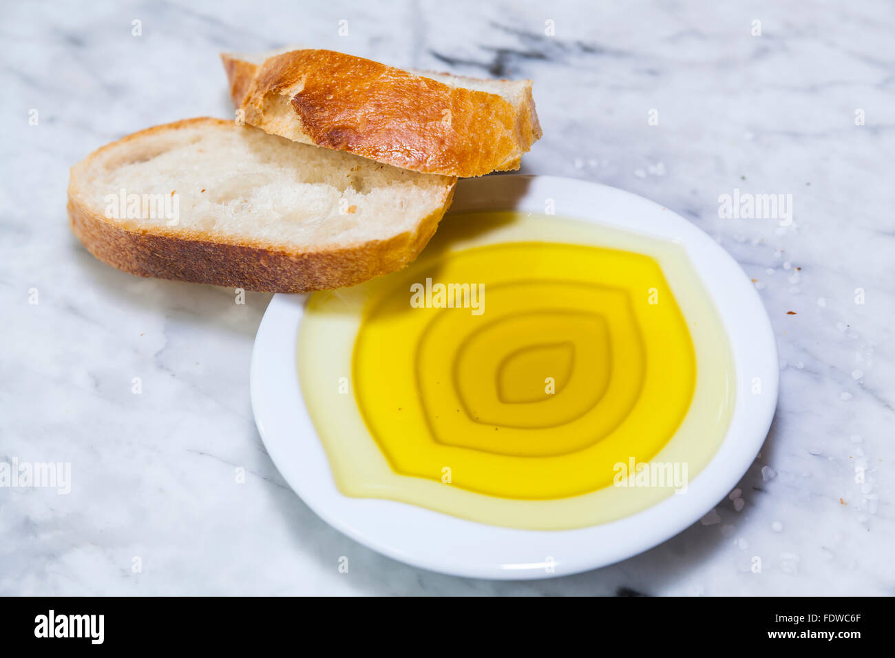 Olio di oliva come un tuffo sul piatto di nizza Foto Stock