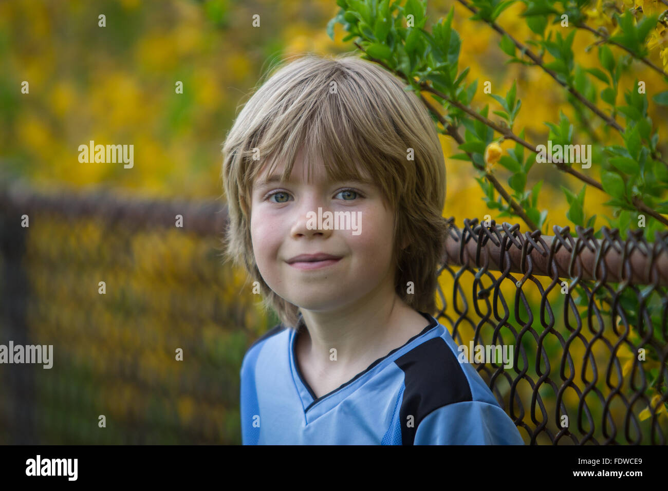 Ritratto di un sorridente 9 anno vecchio ragazzo outdoor Foto Stock