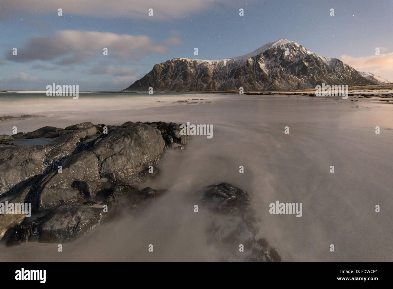 Bella moonlit Skagsanden beach in Flakstad Isole Lofoten in Norvegia Foto Stock