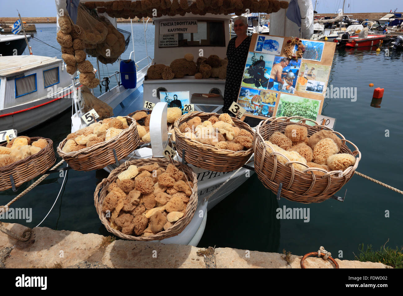 Creta, nella città vecchia di Chania, souvenir, spugne Foto Stock