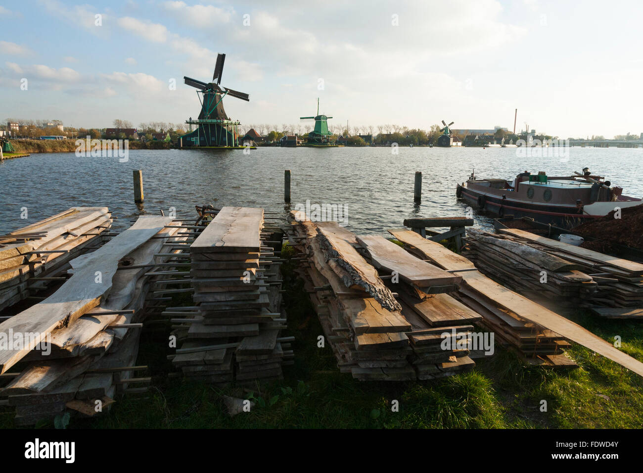 Tavole di legno tagliato in het Jonge Schaap (giovani ovini) Segheria / mulini a vento il mulino a vento di / / mulini a vento. Zaanse Schans, Paesi Bassi Foto Stock