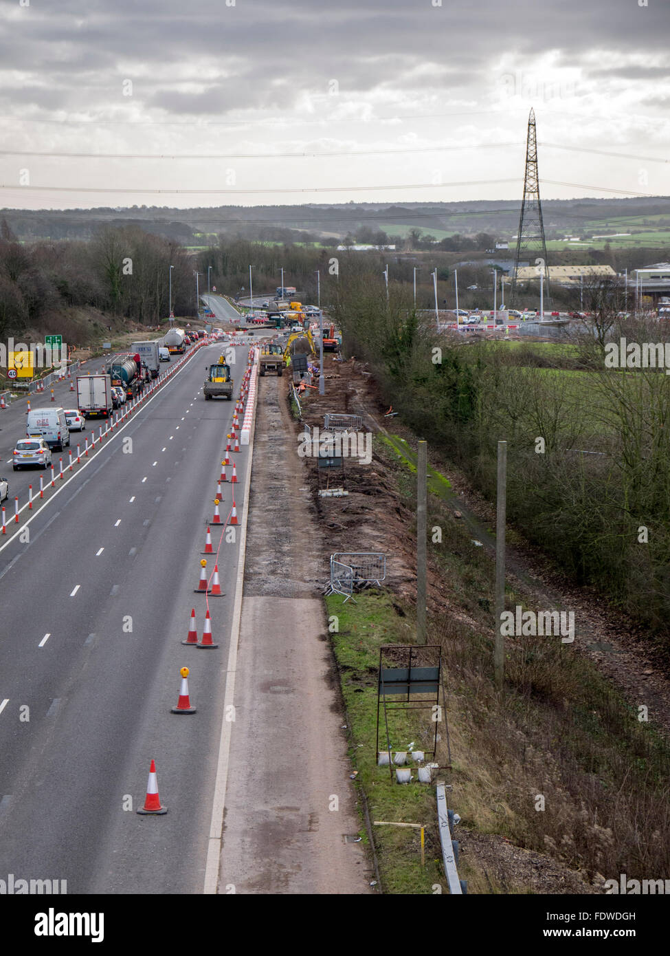 Costruzione sul ciglio della strada, coniche off per il traffico. Foto Stock