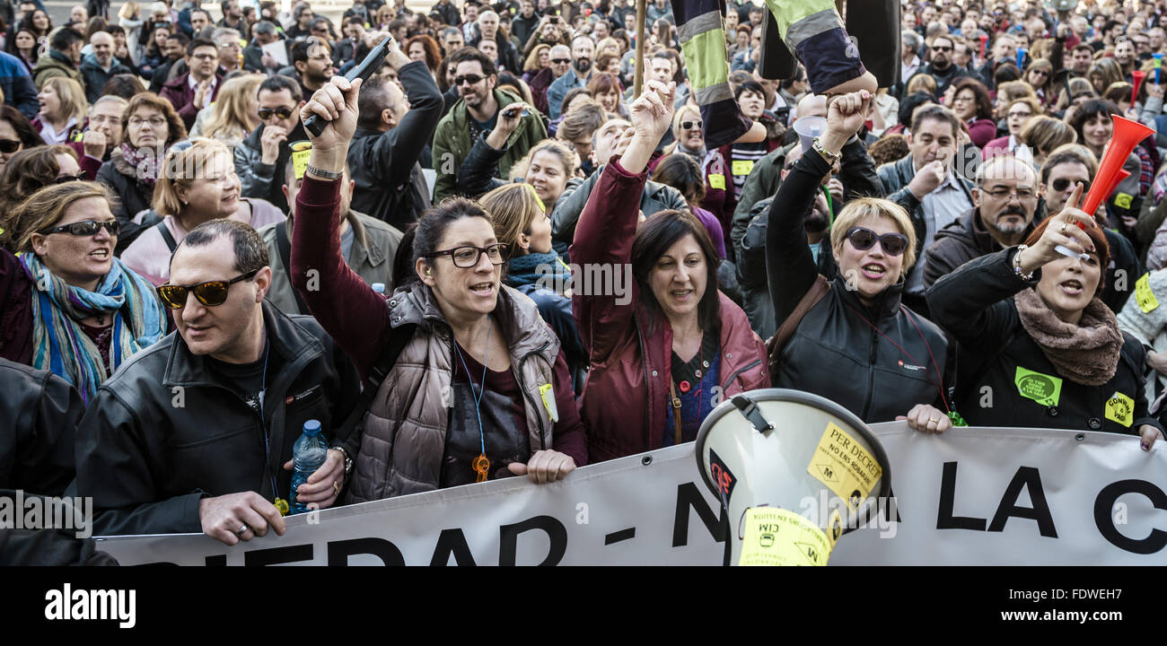 Barcellona, in Catalogna, Spagna. 2° febbraio 2016. Metro la protesta dei lavoratori di fronte a Barcellona del municipio gridando slogan come essi lo sciopero contro le riforme del lavoro Credito: Matthias Oesterle/ZUMA filo/Alamy Live News Foto Stock