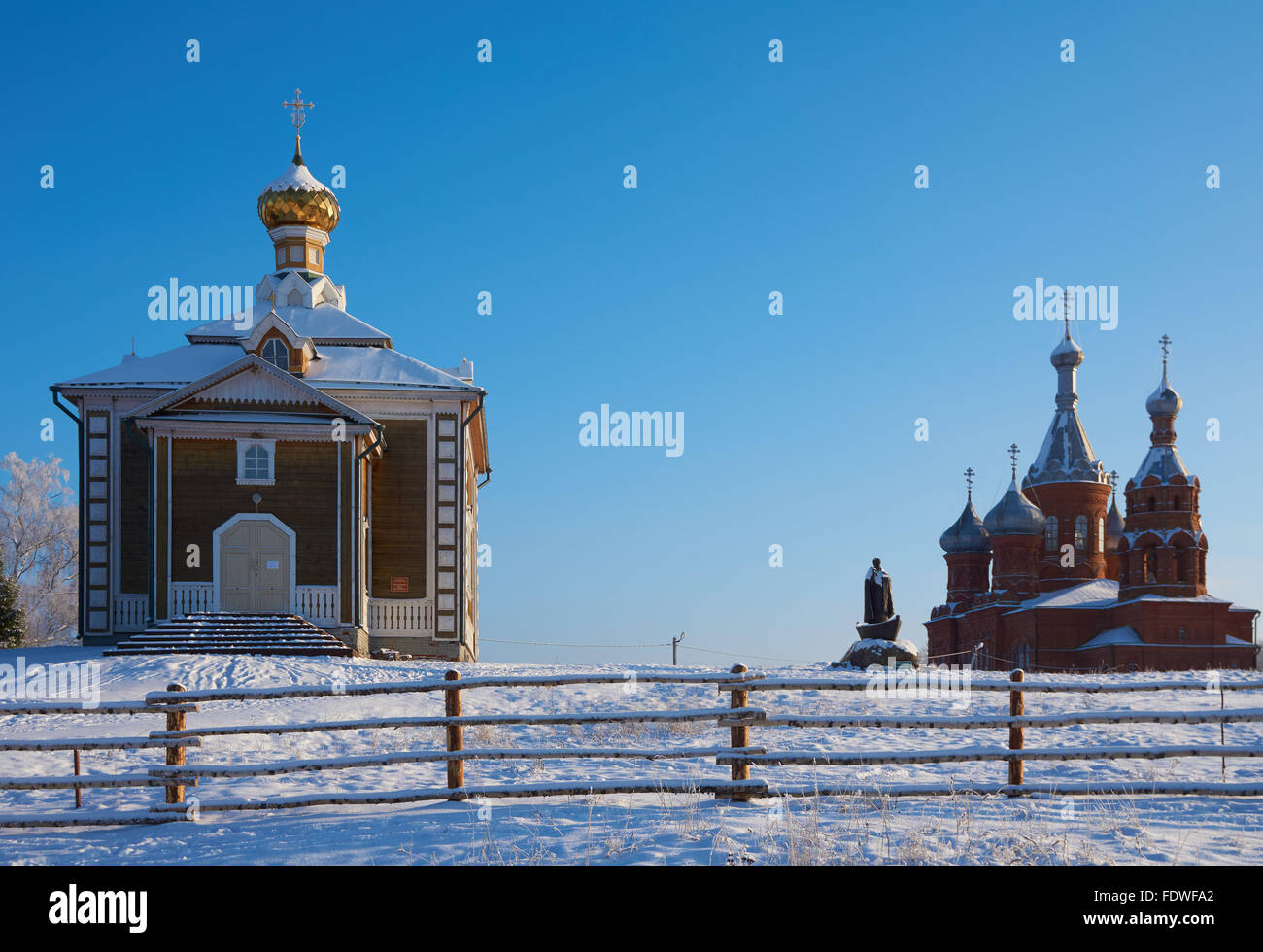 Un monumento, una chiesa in legno e una chiesa brcick in Volgoverkhovye, Regione di Tver, Russia, dove il fiume Volga inizia a. Foto Stock