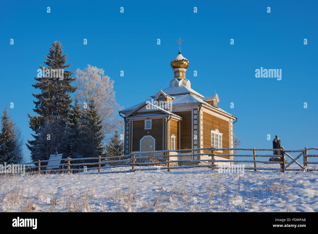 Bellissima chiesa di legno in Volgoverkhovye. Volgoverkhovye è un villaggio in Russia, Tver Regione, dove il fiume Volga inizia a. Foto Stock