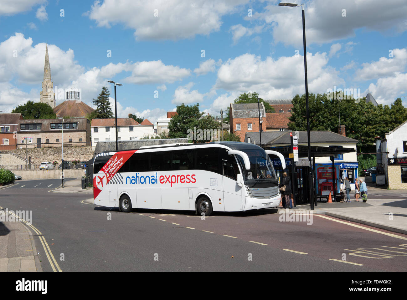 Un autobus National Express preleva i passeggeri a Colchester stazione degli autobus. È sul percorso 250 per l'aeroporto di Heathrow. Foto Stock