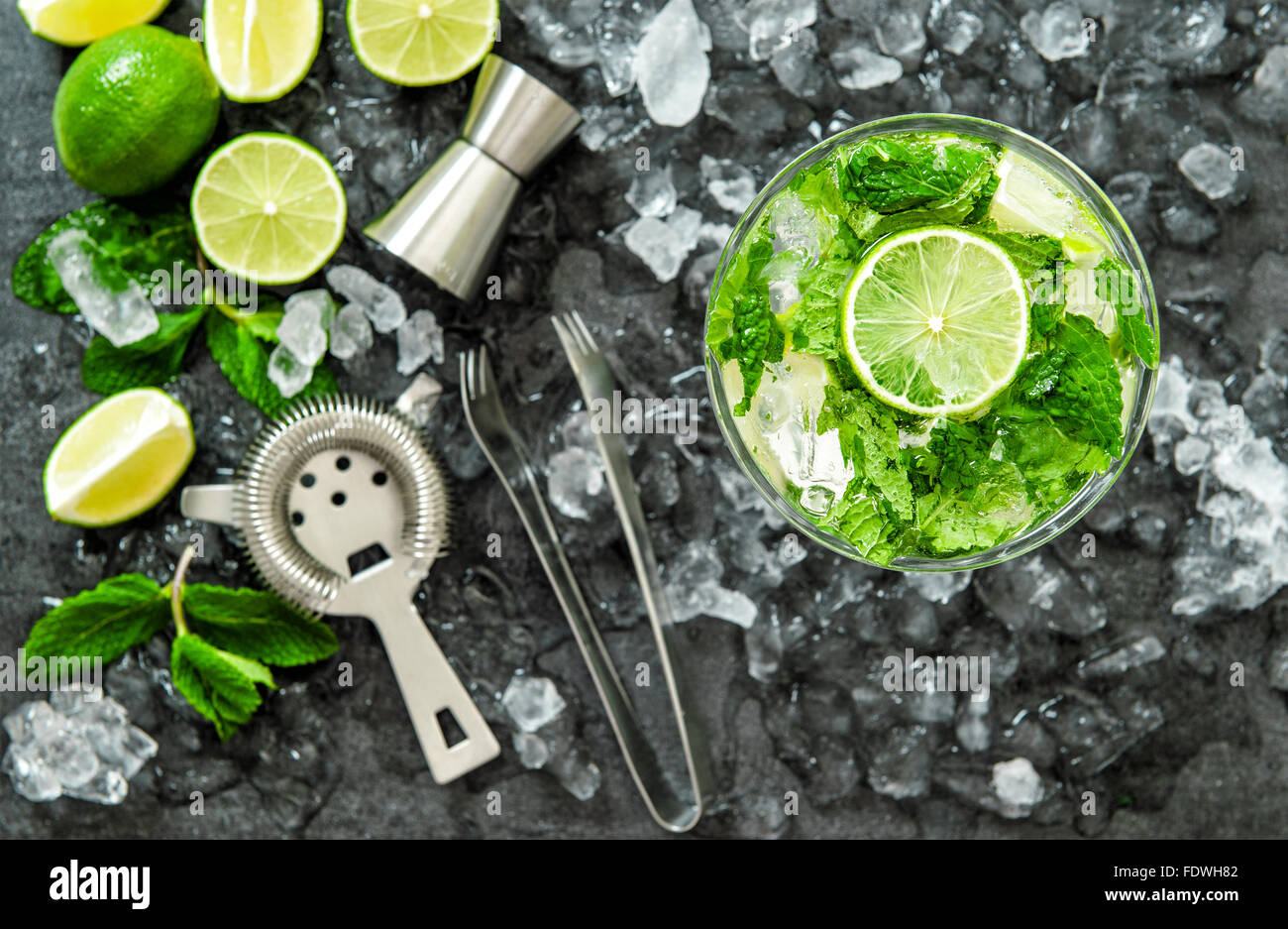 Cocktail Mojito ingredienti lime e foglie di menta, ghiaccio. Bere rendendo gli accessori Foto Stock