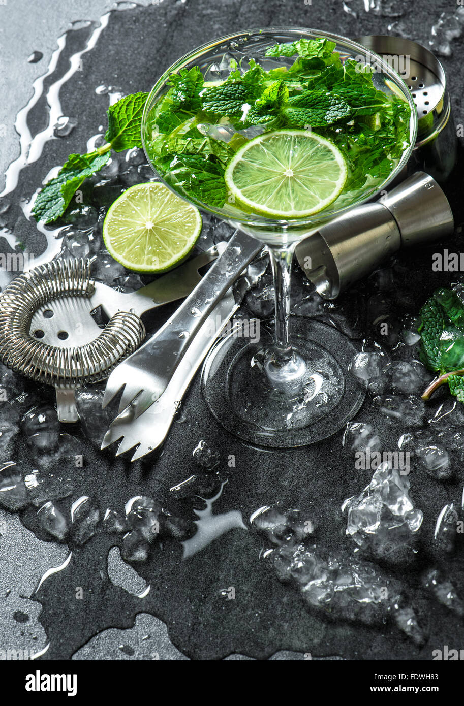 Cocktail di benvenuto con calce, menta e ghiaccio. Accessori Bar Foto Stock
