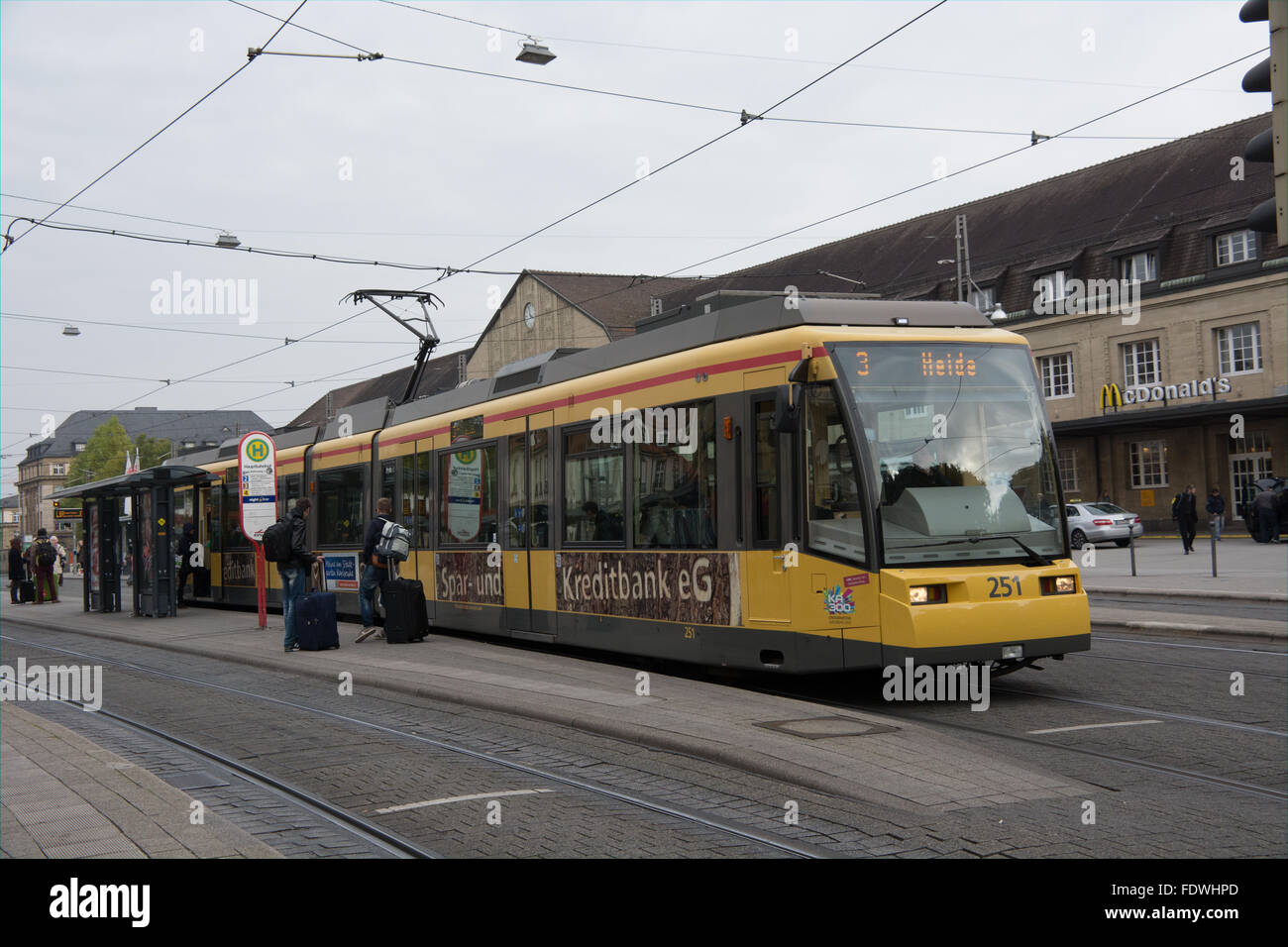 Un tram sulla route 2 preleva i passeggeri al di fuori della stazione ferroviaria principale di Karlsruhe , Germania Foto Stock