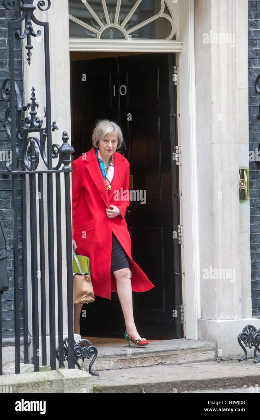 Theresa Maggio,Home Secretary, arriva al 10 di Downing Street per una riunione del gabinetto Foto Stock
