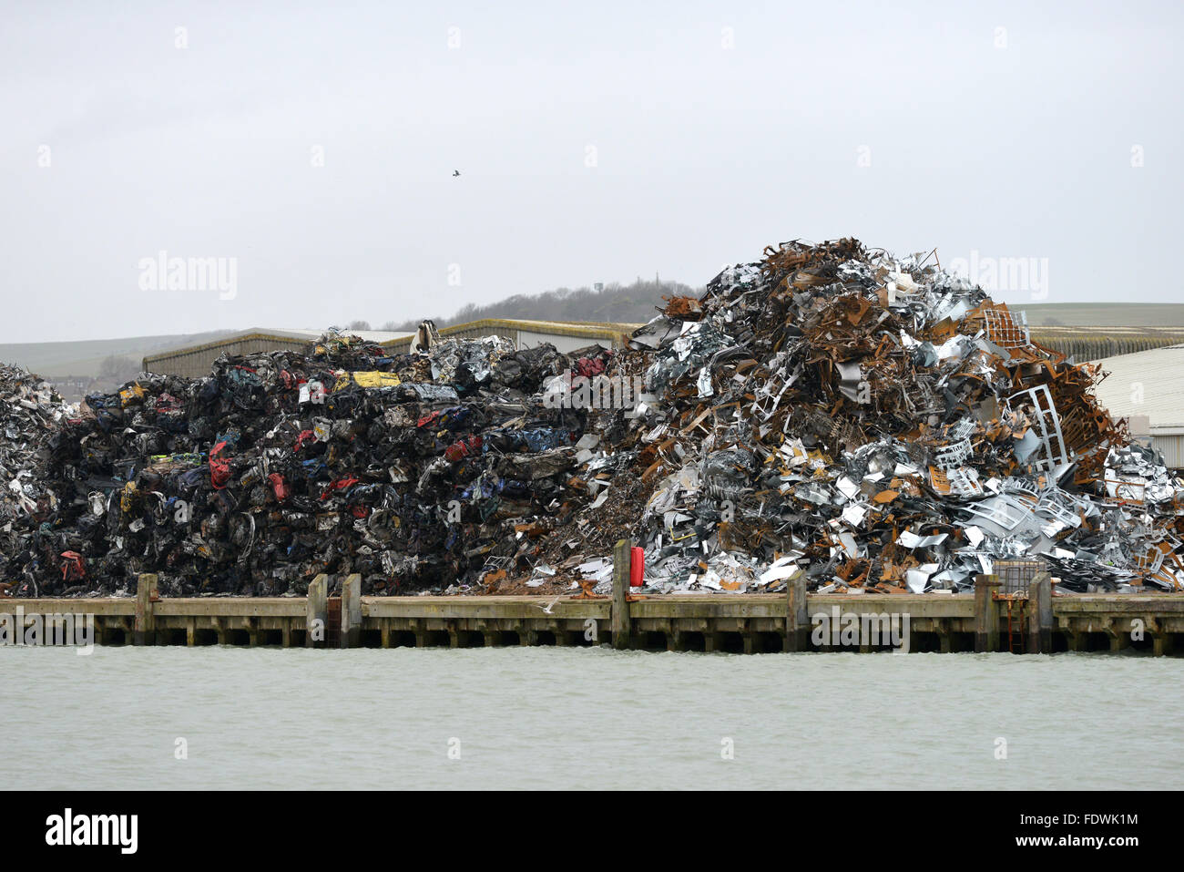 Rottami di metallo pila di Newhaven Dock, UK, in attesa di spedizione Foto Stock