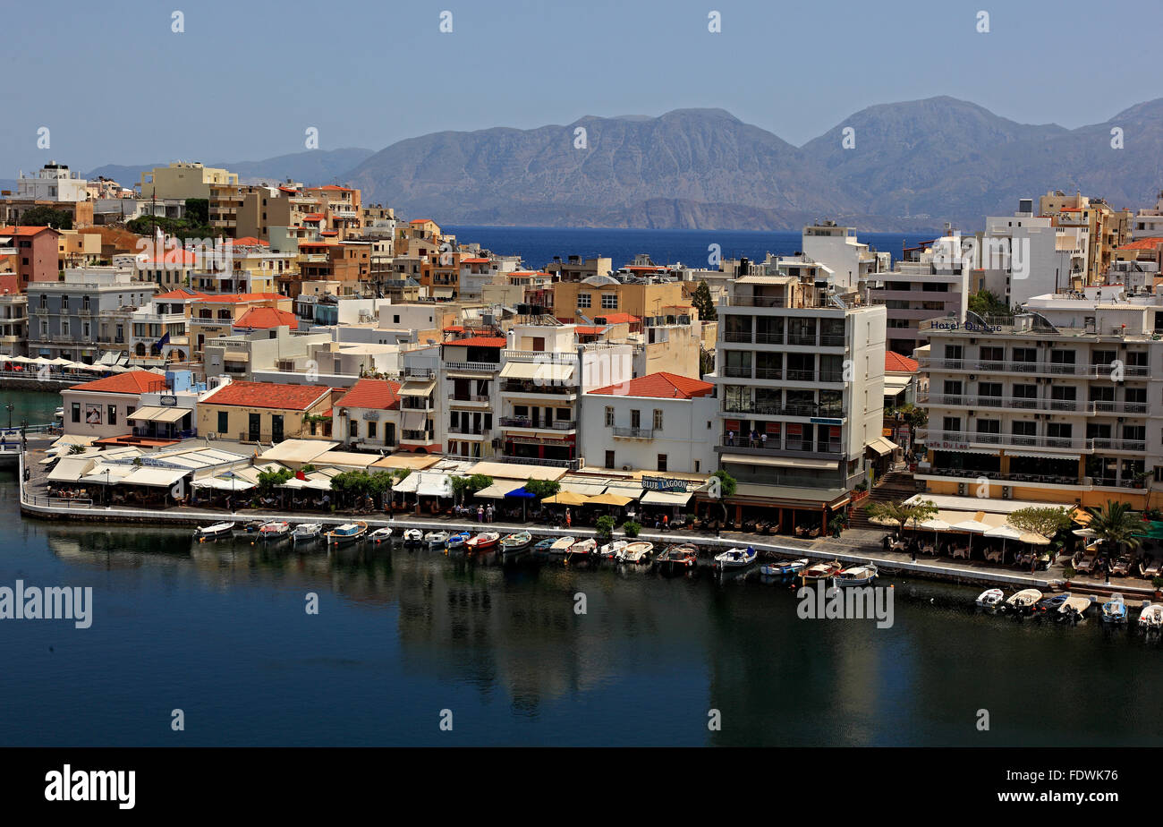 Creta, Agios Nikolaos, guardare al centro della città nel lago di voulismeni Foto Stock