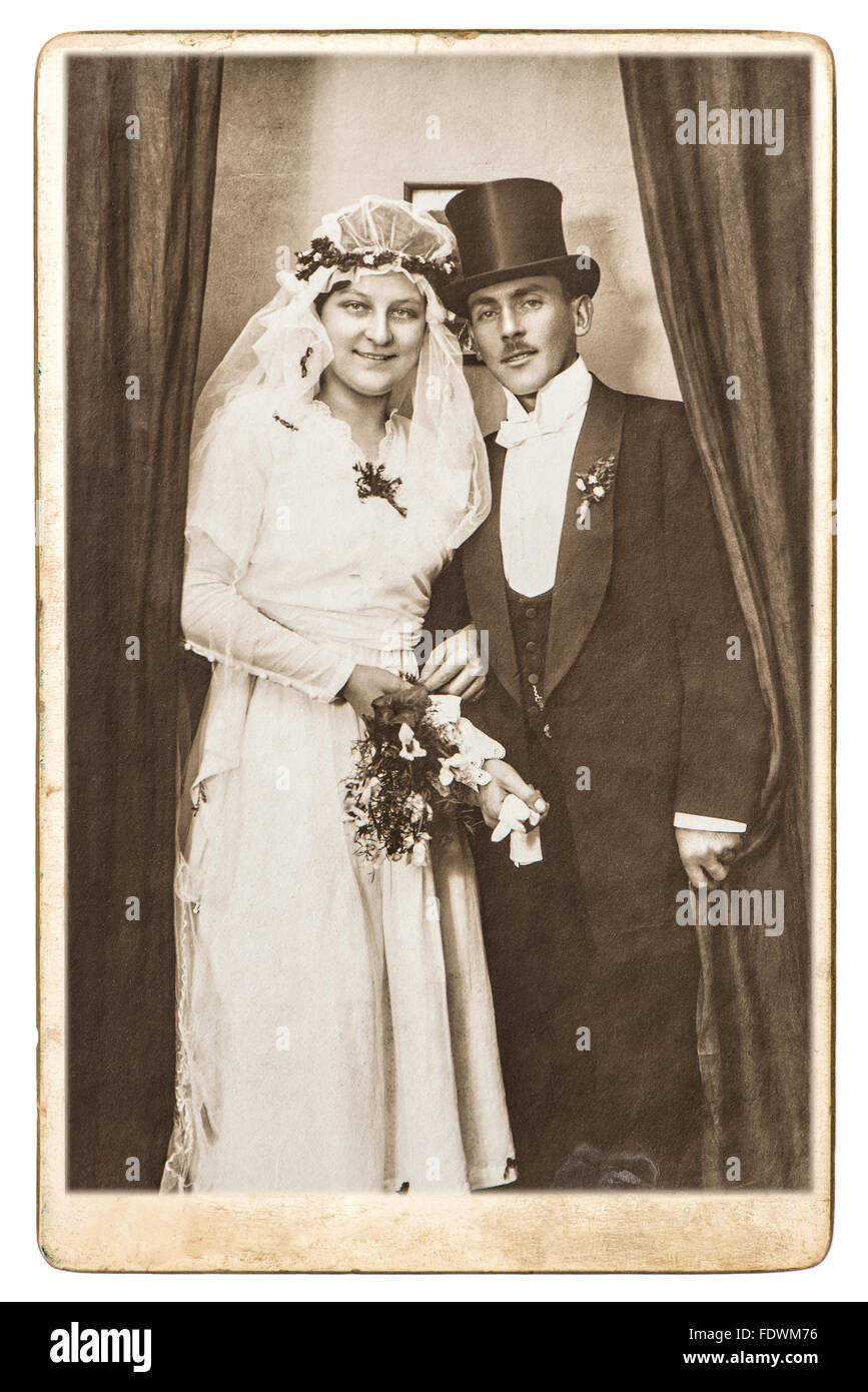 Antiquariato foto di matrimonio. Appena una coppia sposata. Immagine nostalgica con originale graffi e grana della pellicola Foto Stock