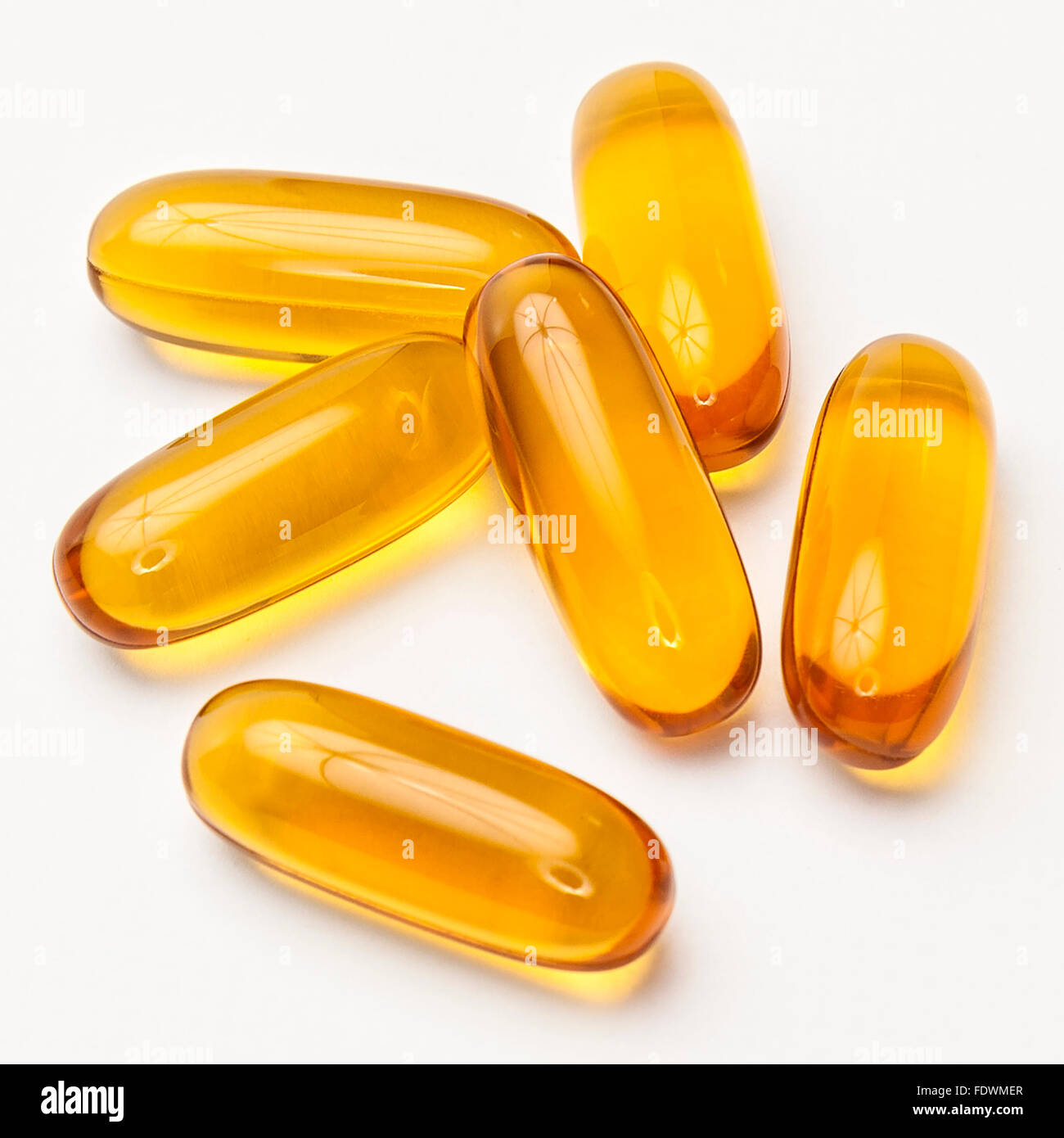 Cod di olio di fegato di pesce capsule contenenti Omega 3 acidi grassi isolati su sfondo bianco modello di rilascio: No. Proprietà di rilascio: No. Foto Stock