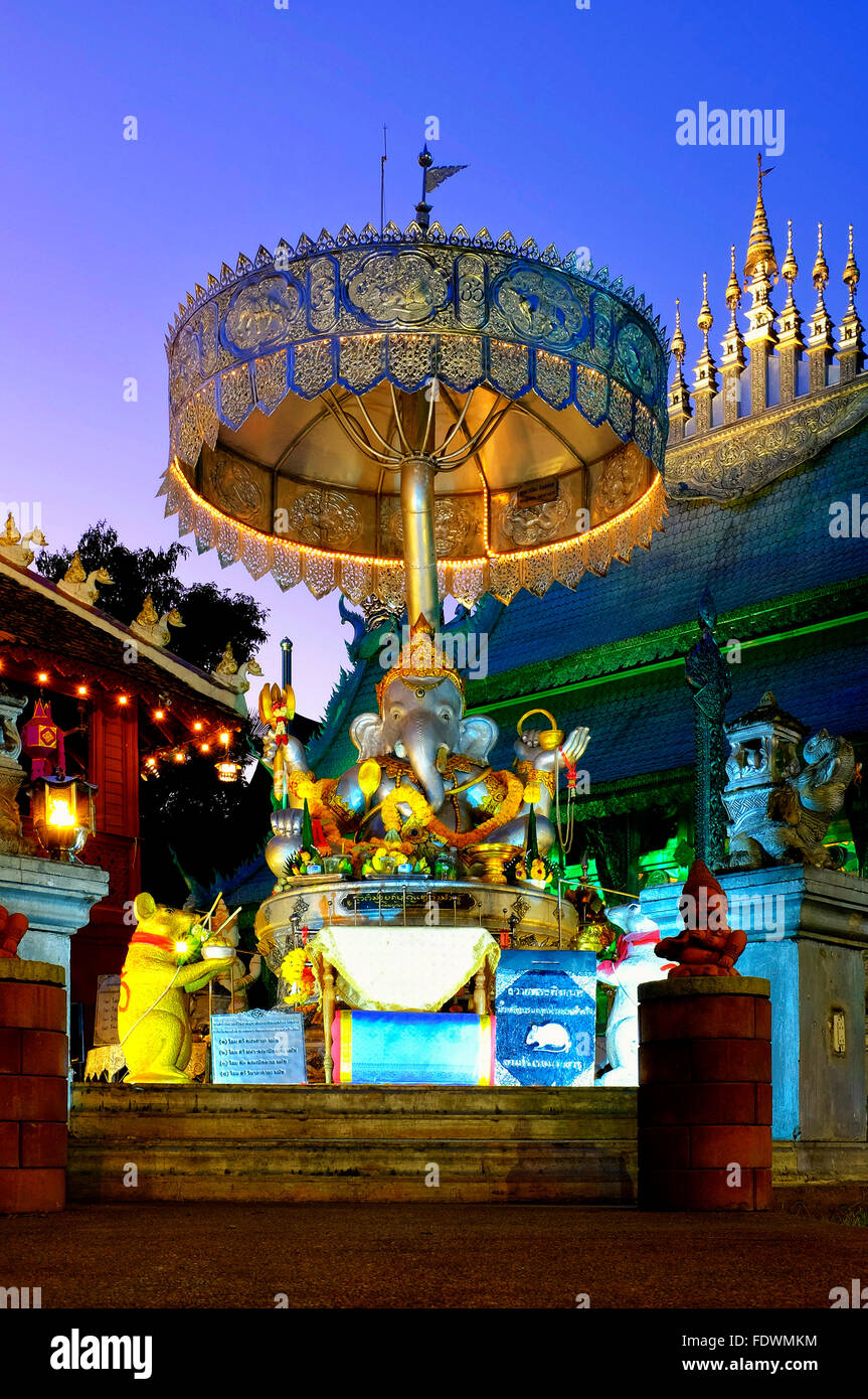 Argento Ganesha sotto un argento chhatra in Wat Sri Suphan, Chiang Mai, Thailandia Foto Stock