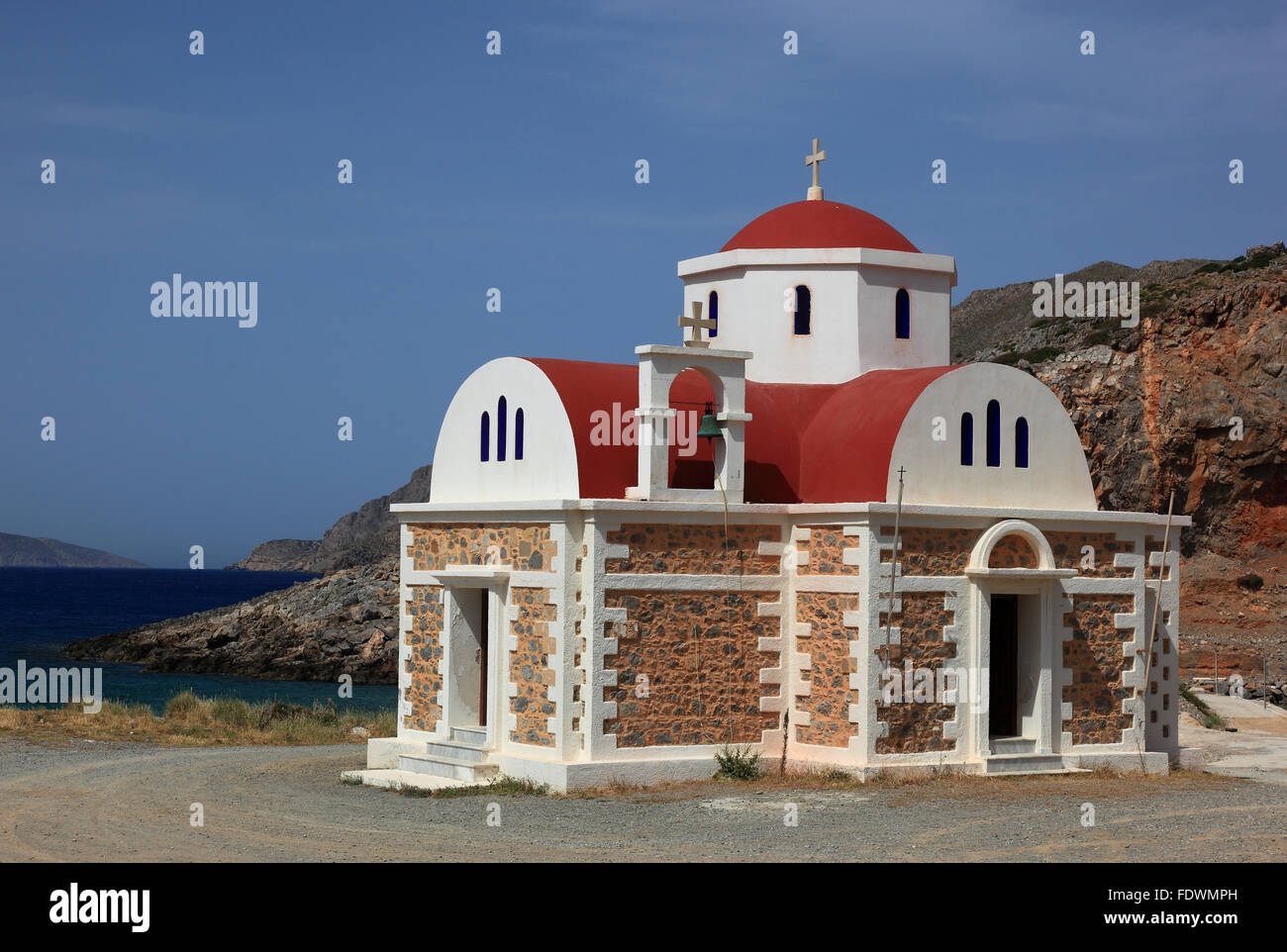 Creta, piccola chiesa nel mare cretese vicino pachia ammos Foto Stock