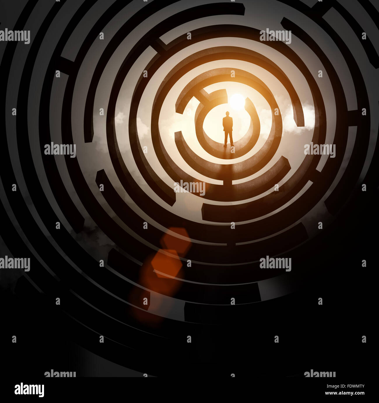 Silhouette di imprenditore in piedi in un labirinto di Sun al di sopra Foto Stock