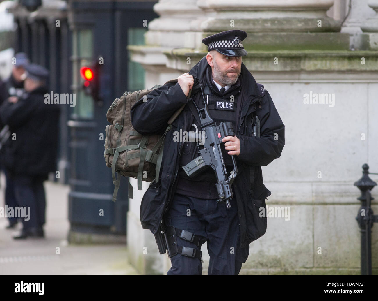 Polizia a Downing Street su alta avviso di un attacco terroristico Foto Stock