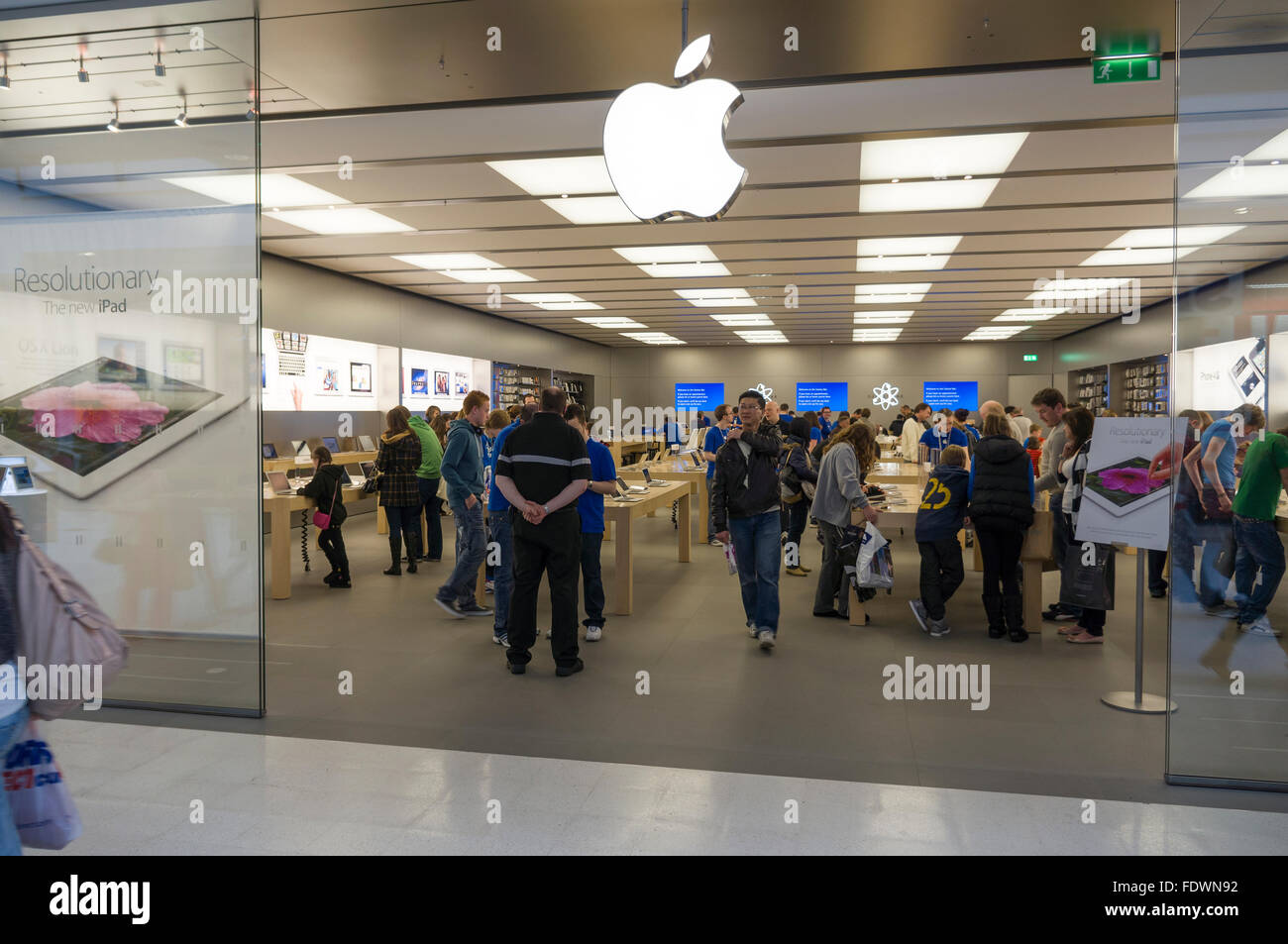 Apple shop e finestra di ingresso nel centro commerciale Braehead, Clydebank, Scotland, Regno Unito modello di rilascio: No. Proprietà di rilascio: No. Foto Stock