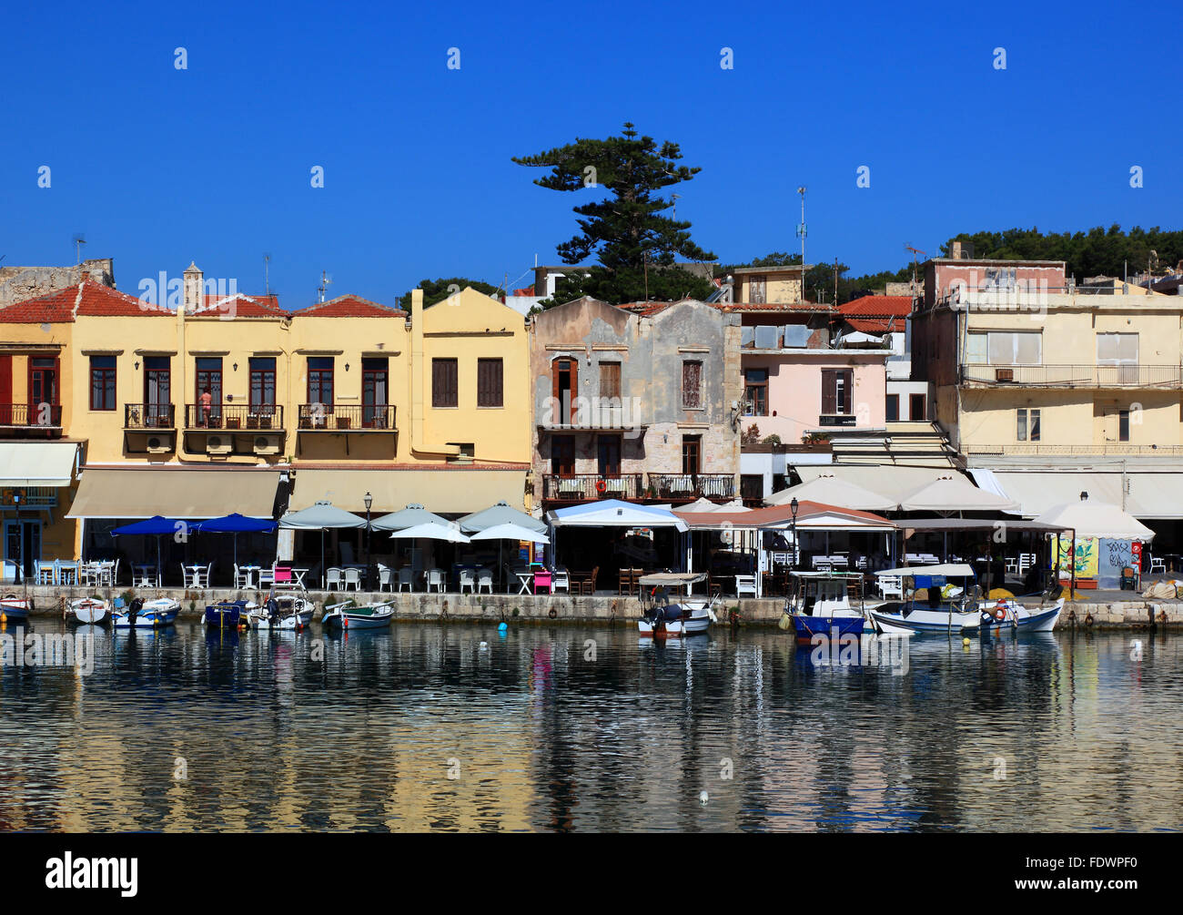 Creta, porto rethymno, barche nel porto veneziano e ristoranti del lungomare Foto Stock