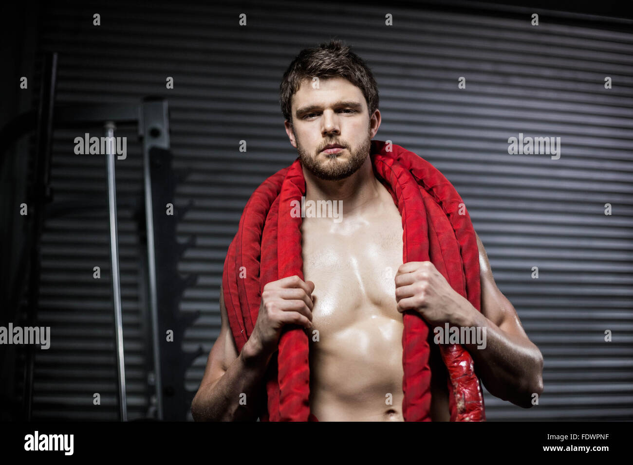 Uomo con corda intorno al suo collo Foto Stock