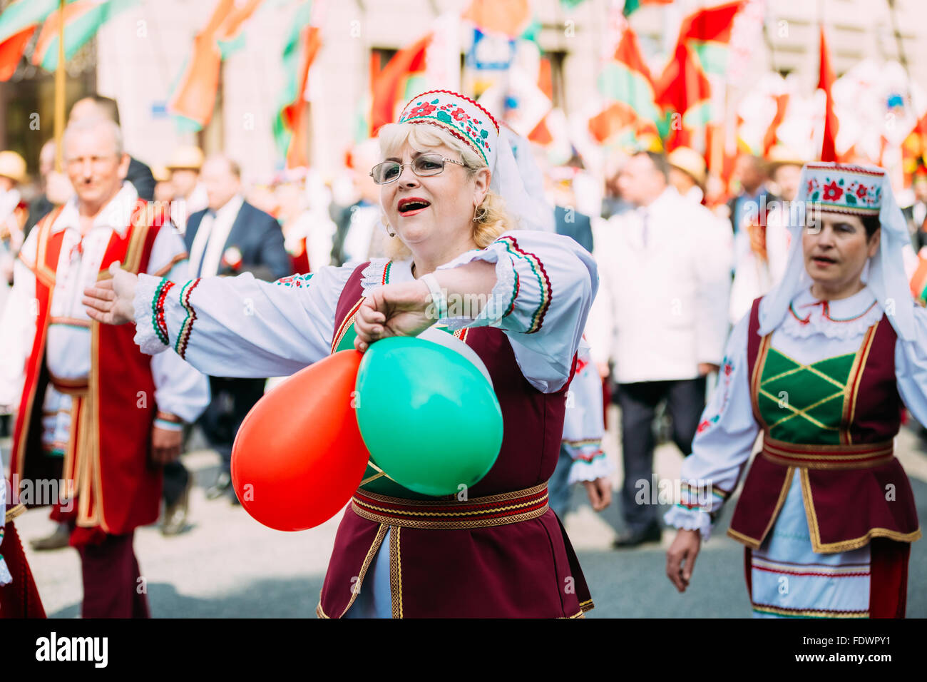 Gomel, Bielorussia - 9 Maggio 2015: Donne in nazionale bielorussa costume popolare partecipano in corteo dedicato alla vittoria al giorno Foto Stock