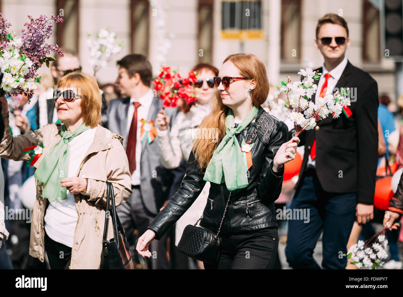 Gomel, Bielorussia - 9 Maggio 2015: le persone che partecipano al corteo dedicato alla vittoria giorno - in occasione del settantesimo anniversario della Vict Foto Stock