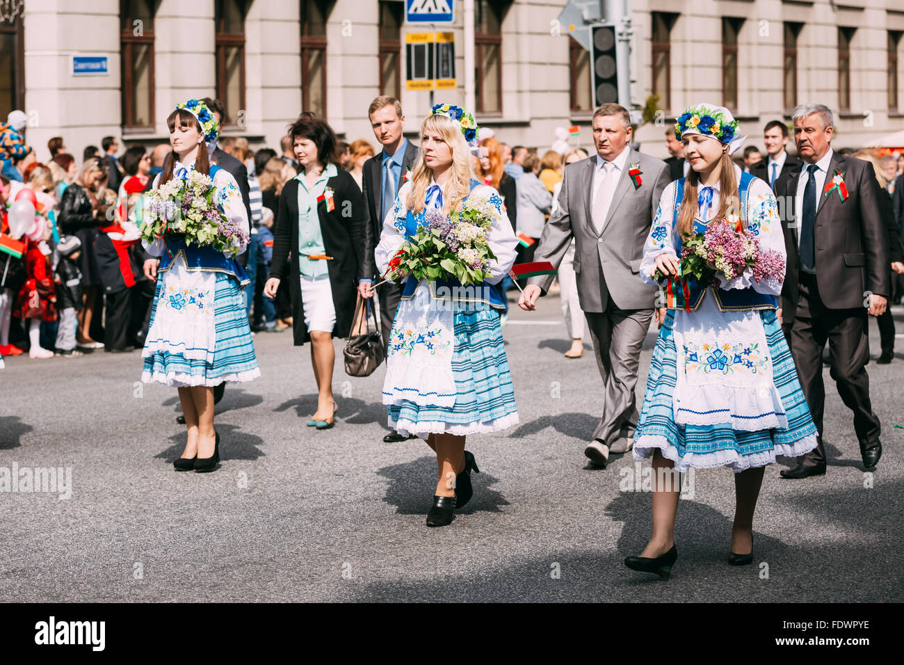Gomel, Bielorussia - 9 Maggio 2015: Donna in nazionale bielorussa costume popolare partecipano in corteo dedicato alla vittoria al giorno Foto Stock
