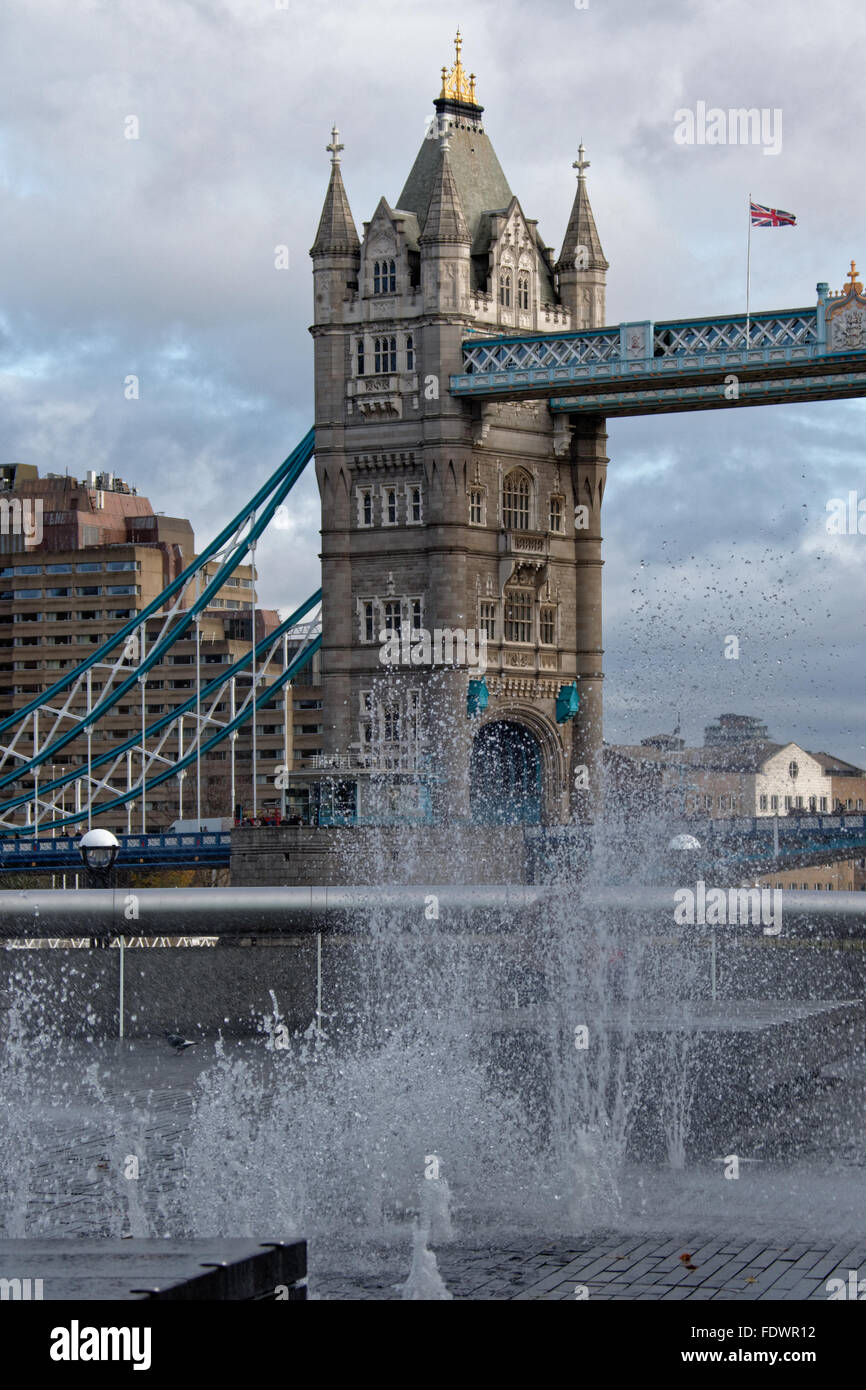 Il Tower Bridge di Londra REGNO UNITO sopra il fiume Tamigi da Banca del Sud Foto Stock