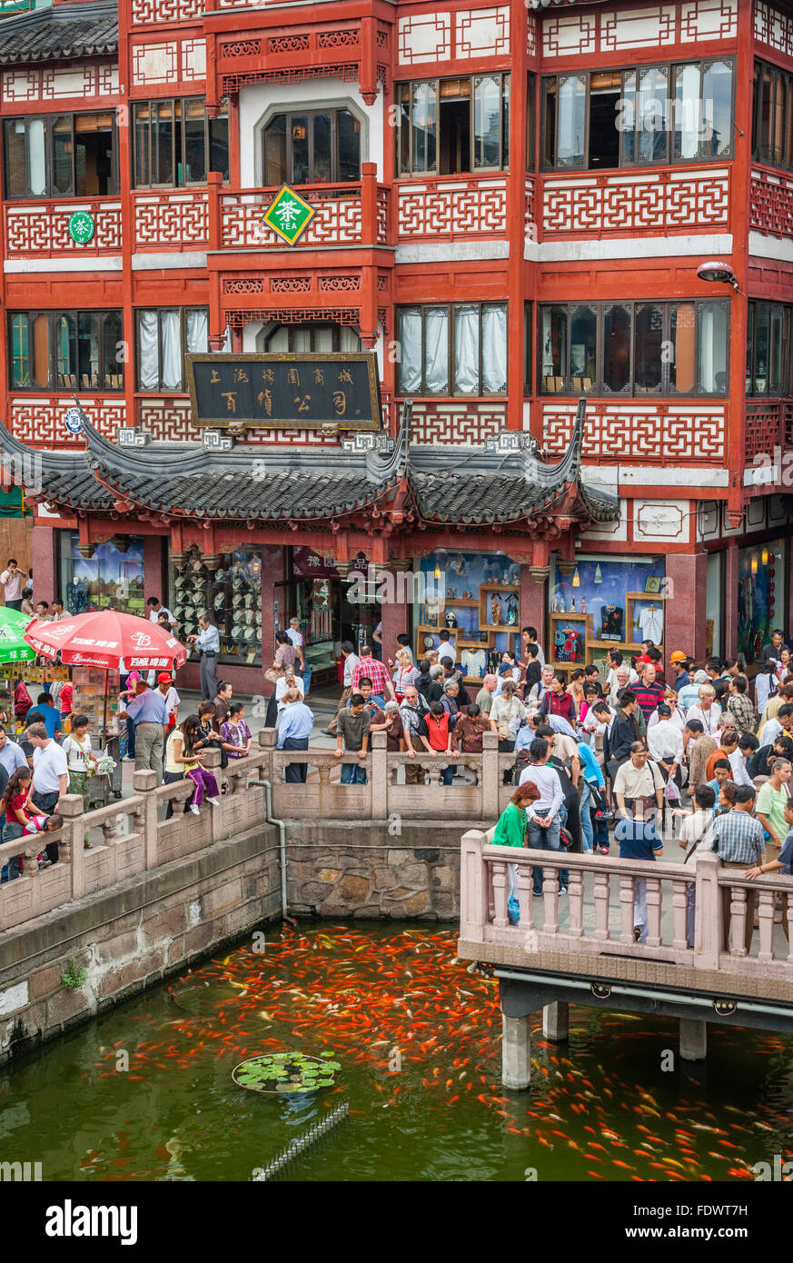 Cina, Shanghai, città vecchia, il Giardino di Yuyuan e il Bazaar, folle di persone e goldfish al Mid-Lake Lotus Pond Foto Stock