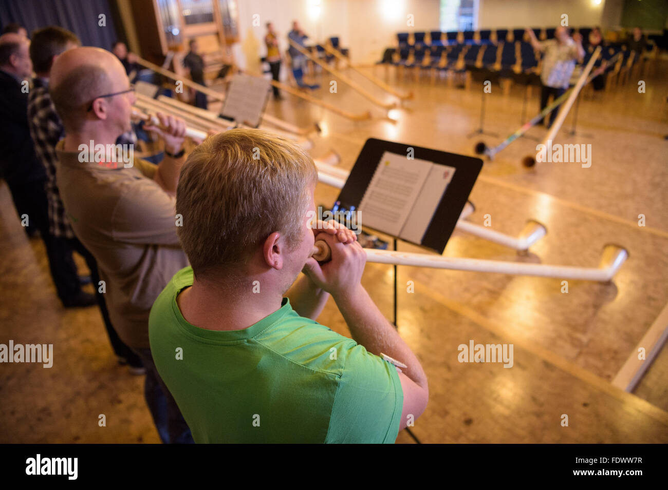 A Hammelburg, Germania. 30 gen, 2016. Stefan Gruber a giocare il suo figlio Beat durante un workshop alphorn in una stanza presso la Bayerische Musikakademie (musica bavarese Accademia) a Hammelburg, Germania, 30 gennaio 2016. La strumento in legno è attualmente compiendo una rimonta. Foto: DANIEL PETER/DPA/Alamy Live News Foto Stock